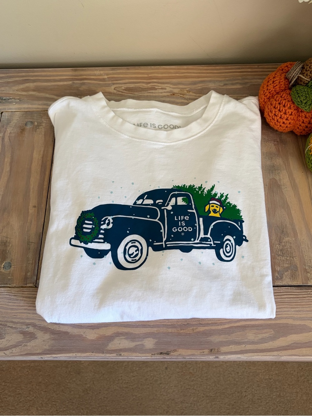 Life Is Good Tee w/ Truck, Xmas Tree & Dog (Lab/Golden)🎄